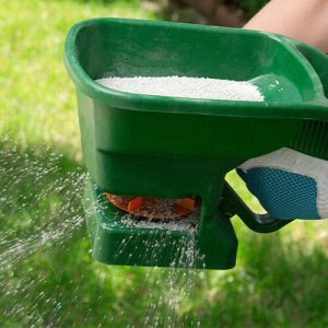 Eising Garden Centre-Ontario-Fall Lawn Care Guide -fertilizing the grass